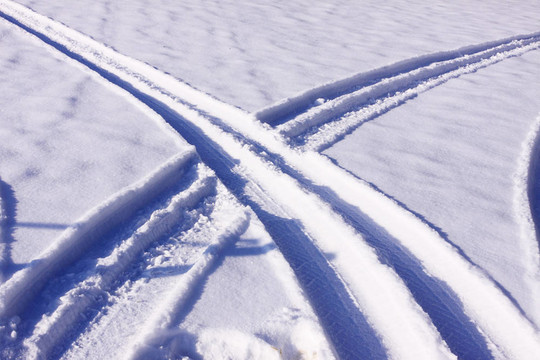 冬季雪中的輪胎痕跡