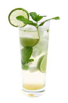 Mojito雞尾酒在高大的玻璃；白色背景