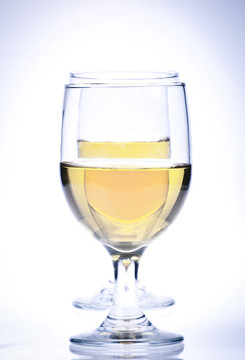 兩杯白葡萄酒