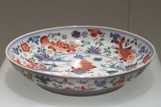 青花五彩魚(yú)藻紋盤(pán)