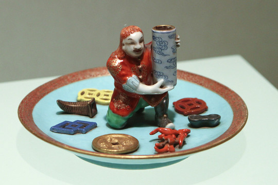 綠地粉彩蕃人抱筒香插