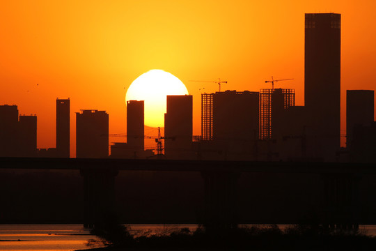 都市高樓大廈中的夕陽