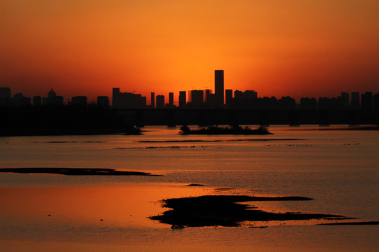 都市 大河 夕陽 暮色