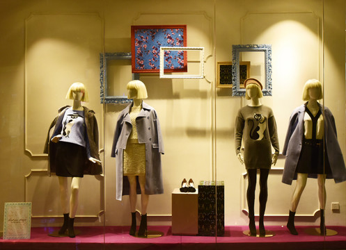 休閑女裝店的櫥窗展示