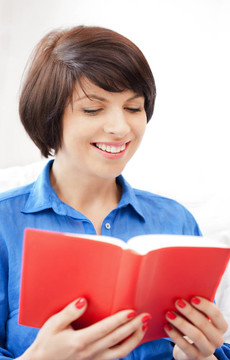 幸福和微笑的女人帶著書