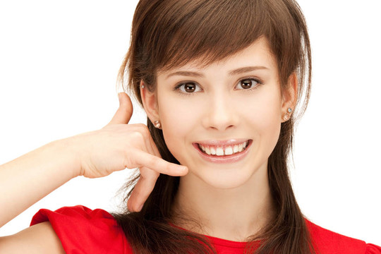 十幾歲的女孩做了一個(gè)叫我的手勢(shì)