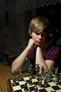男孩正在下棋