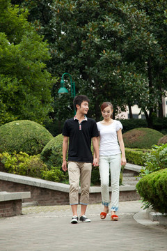 在公園里散步