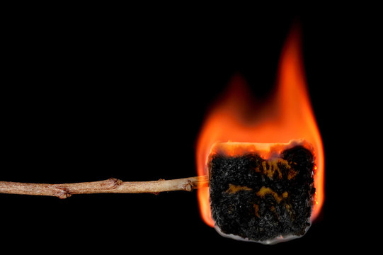燃燒的棉花糖棒上