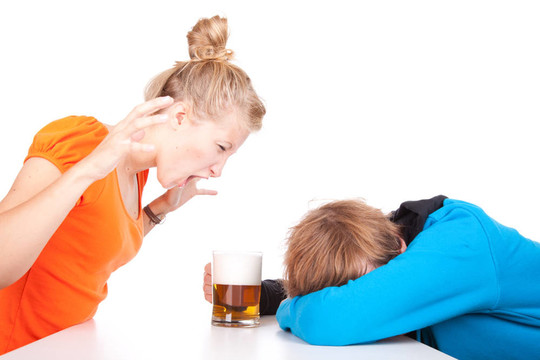 酗酒與酗酒男人和女友的問題
