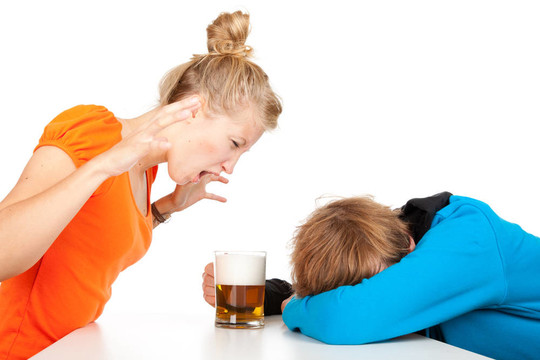 酗酒與酗酒男人和女友的問題