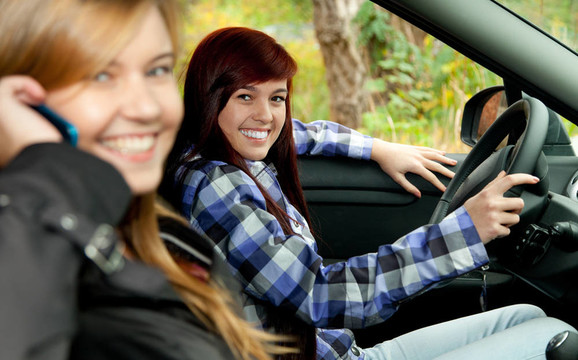 兩個年輕的女朋友在車里開車