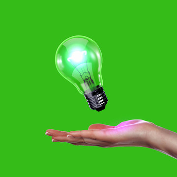 人手持電燈泡