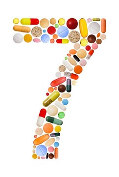 由各種五顏六色的藥丸制成的7號