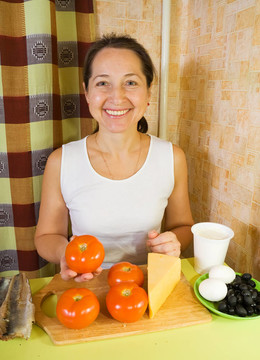 婦女與配料番茄醬沙拉