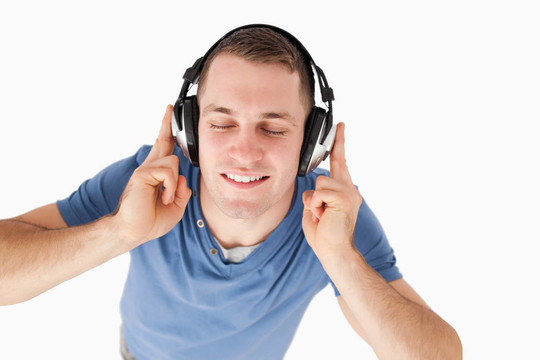 年輕人聽音樂