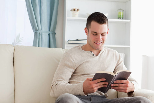 英俊的男人讀一本書
