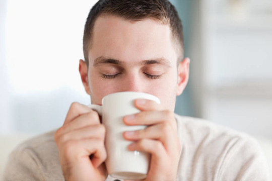 安靜的男人有一杯咖啡