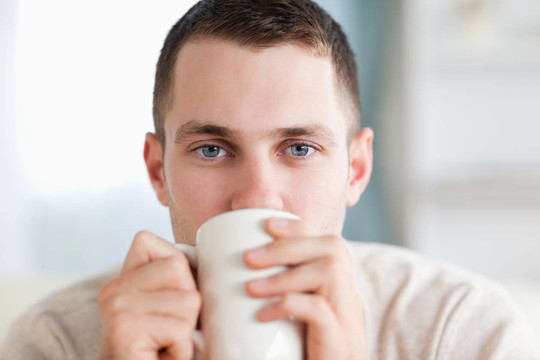 英俊的男人有一杯茶