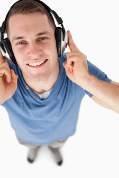 一個英俊男人聽音樂的肖像