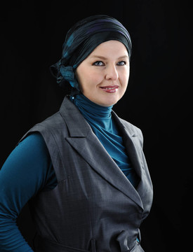 自信美麗的歐洲穆斯林婦女