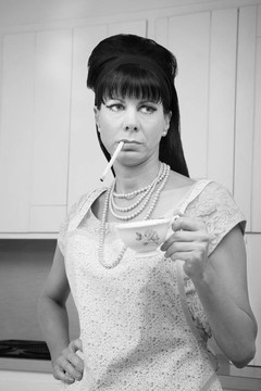 帶香煙和咖啡杯的女人