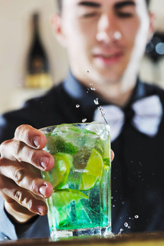 Pro酒保準(zhǔn)備雞尾酒喝黨