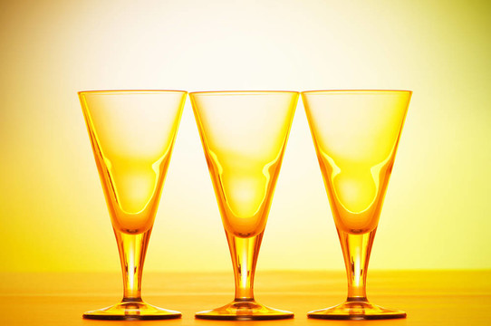 針對(duì)梯度背景的酒杯