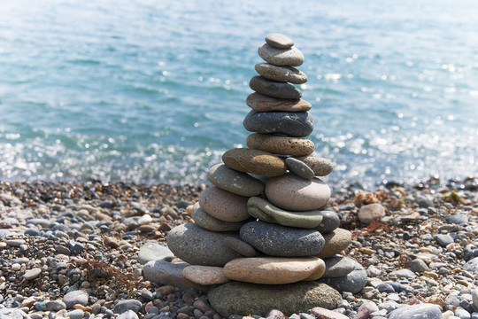 海灘上的石頭金字塔