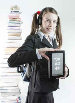 十幾歲的女孩與電子書籍與一疊印刷書籍背后