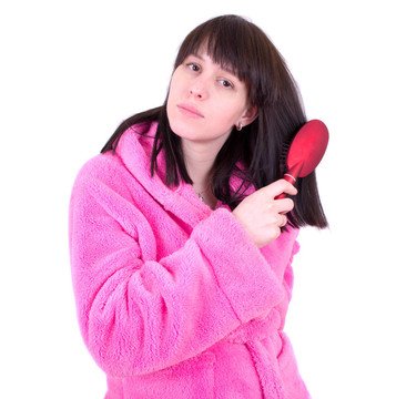 穿著長袍梳頭發(fā)的梳子的年輕女子