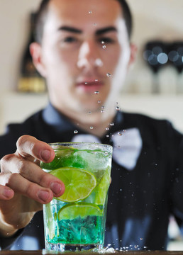 Pro酒保準(zhǔn)備雞尾酒喝黨