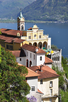 Madonna del Sasso；中世紀(jì)的修道院在巖石上俯瞰馬焦雷湖；瑞士