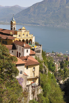 Madonna del Sasso；中世紀(jì)的修道院在巖石上俯瞰馬焦雷湖；瑞士