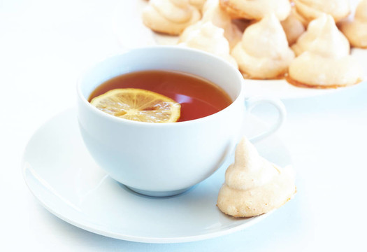 杯檸檬茶和酥皮點心