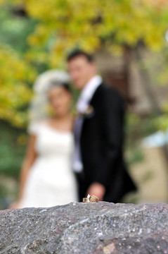 新郎新娘前的結(jié)婚戒指。