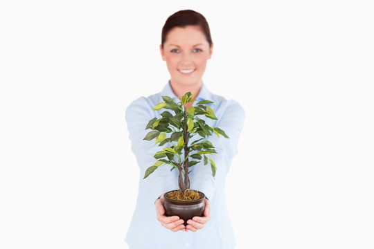 漂亮的紅色頭發(fā)的女人抱著一個長而站