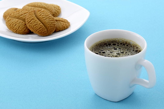 美味的咖啡脆餅和熱咖啡
