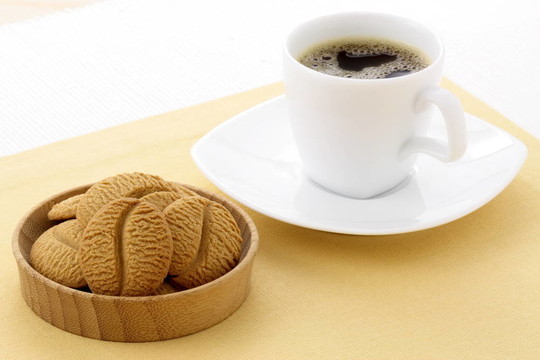 美味的咖啡脆餅和熱咖啡