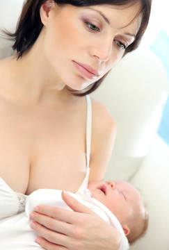 母親與一個(gè)熟睡的嬰兒