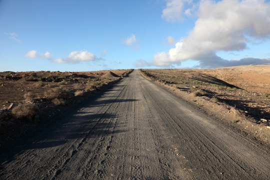 在加那利群島的蘭薩羅特島鄉(xiāng)村公路；西班牙