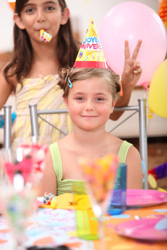 一個(gè)金發(fā)女孩和她的朋友在為她生日做V手勢(shì)
