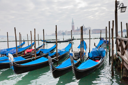 在威尼斯的藍(lán)色封面的Gondolas