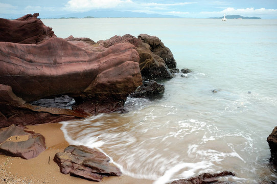 巖石與海浪。