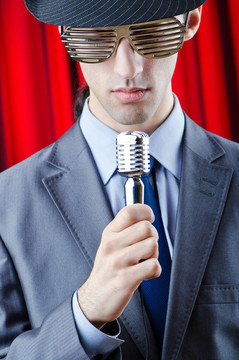 在音樂會上表演的人