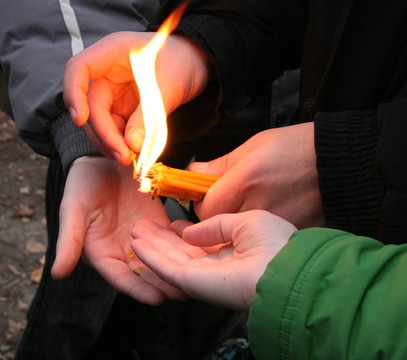 火焰蠟燭在手掌保護(hù)