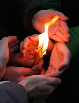 火焰蠟燭在手掌保護(hù)