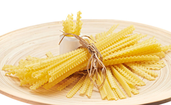 面食堆組成在一塊木板上；放大圖