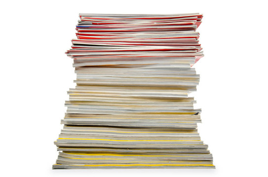 白色高煙囪上的書籍