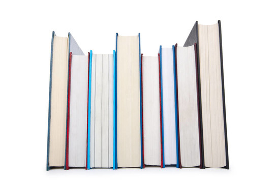 白色高煙囪上的書籍